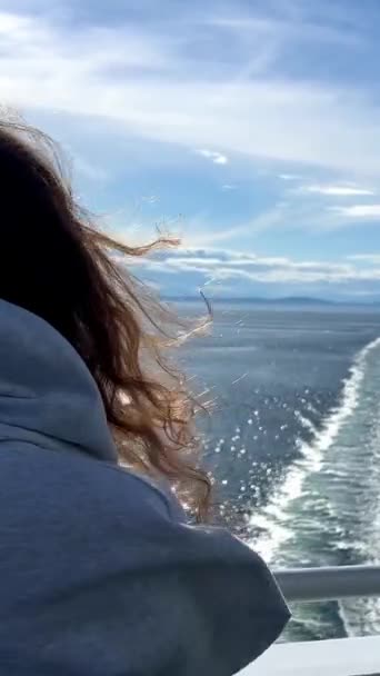 Tiener Meisje Zeilt Weg Lijnschip Kijkt Afstand Gekleed Ferry Voetafdrukken — Stockvideo
