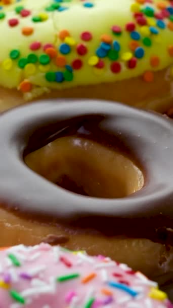 Шоколад Маршмелло Шоколадные Пончики Подносе Выпечки Ретро Пончики Бумаге Украшены — стоковое видео