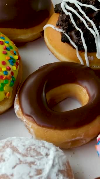 Frisch Leckere Glasierte Donuts Mit Verschiedenen Streuungen Drehen Sich Schachtel — Stockvideo