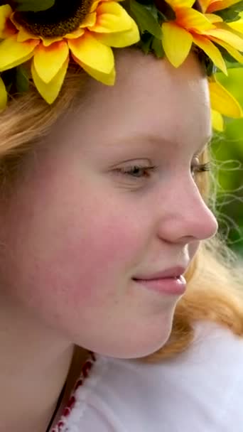 Împletitură Împletitură Fată Păr Roșu Coroane Floarea Soarelui Luminos Prietena — Videoclip de stoc