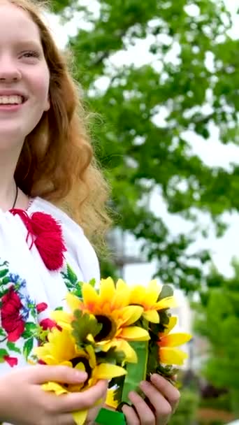 Çiçekli Kız Çelenk Çelenk Pozu Güzel Kafkas Sarışın Çocuk Çayırı — Stok video