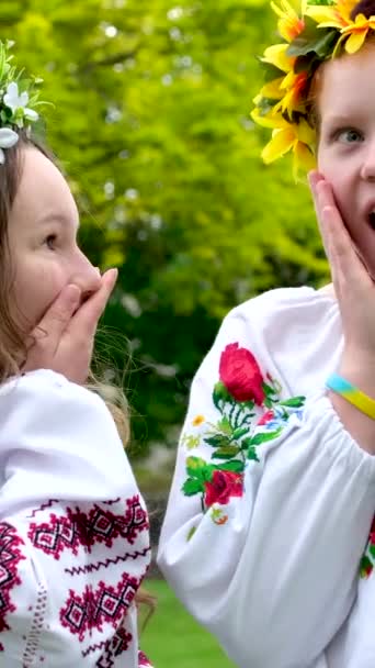 Gadis Gadis Muda Cantik Remaja Wanita Muda Berbisik Gosip Terkejut — Stok Video