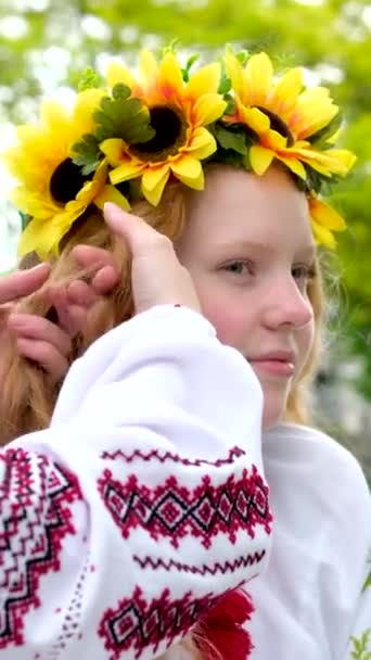 Two Girls Dress Each Other Wreath Wildflowers Weaving Wreath Young — Stock Video