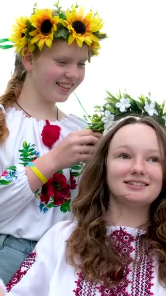 Beautiful Young Teenage Girl Wreath Ukrainian Holiday Friend Communicate Place — Stock Video