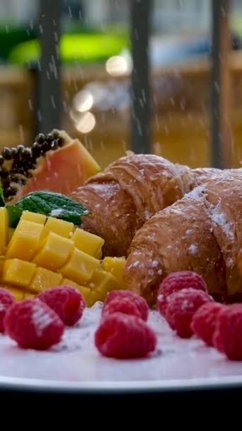 Круассаны Фруктами Посыпанными Сахарной Пудрой Вкусный Десерт Тропических Стран Утром — стоковое видео