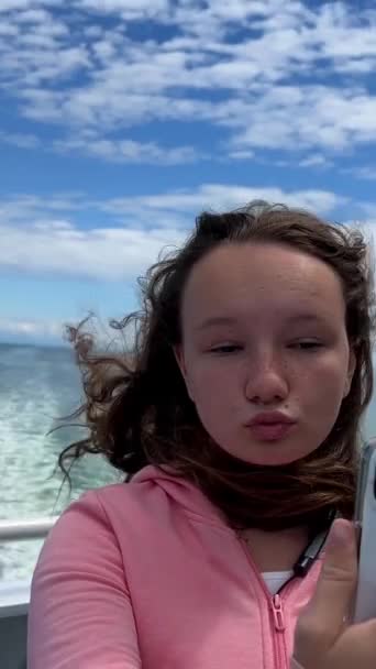 Дівчина Підліток Світлим Волоссям Рожевому Светрі Бере Селфі Тлі Океану — стокове відео