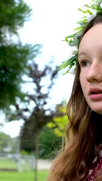 Delikatna Twarz Młodej Dziewczyny Kwitnącym Wieńcu Białe Kwiaty Zielona Trawa — Wideo stockowe