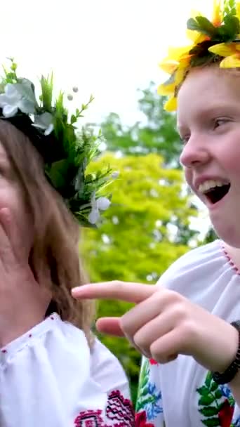 Fete Bârfe Punct Degete Râd Vorbind Divertisment Ucrainean Fete Tinere — Videoclip de stoc