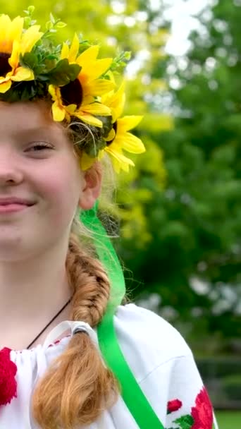 Una Hermosa Chica Pelirroja Endereza Trenza Cabeza Una Corona Girasoles — Vídeo de stock