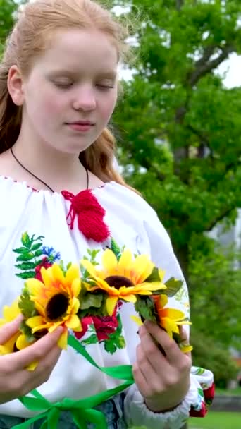 Pentear Cabelo Desentranhando Trança Ucraniano Bordado Camisas Grinaldas Para Flores — Vídeo de Stock