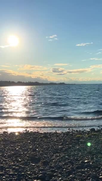 Солнце Садится Над Каменным Пляжем Отражения Солнца Видны Воде Тихого — стоковое видео