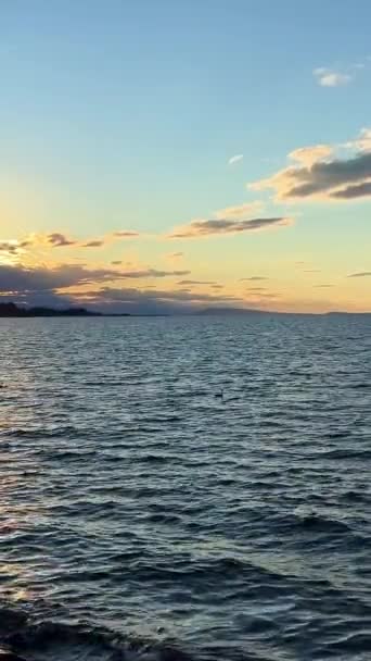 Puesta Sol Las Montañas Ocean Horizon Son Muy Visibles Muchas — Vídeo de stock