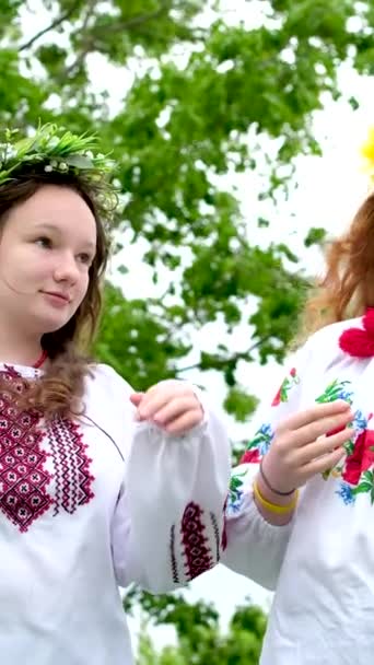 Dvě Ukrajinské Mladé Ženy Tančící Větru Rozvíjí Vlasy Květiny Blízkosti — Stock video