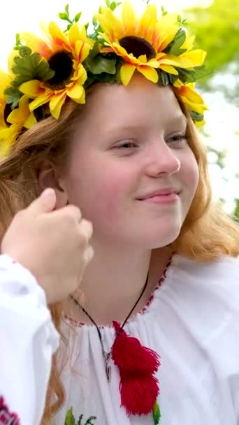 Güzel Ukraynalı Genç Kızlar Gülüyorlar Dans Ediyorlar Saçlarını Örüyorlar Gülümsüyorlar — Stok video