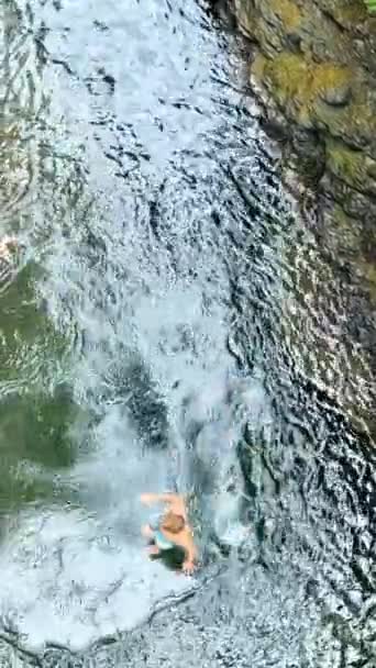 Діти Стрибають Високої Скелі Верхню Частину Річки Гарний Англієць Уотерфоллс — стокове відео