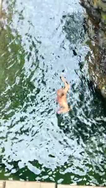 子供たちは高い崖から水に飛び込みます美しい英国人川の滝アッパーセクション パークスビル ブリティッシュコロンビア州 カナダ 高品質フルHd映像08 2022 — ストック動画