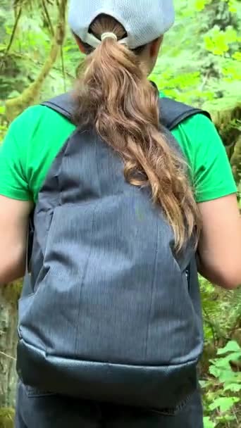 Macmillan Parkı Genç Bir Kız Büyük Bir Ağacın Yanında Duruyor — Stok video