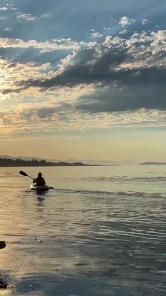Donna Adulta Vacanza Sportiva Pagaia Mentre Seduto Kayak Kayak Prima — Video Stock