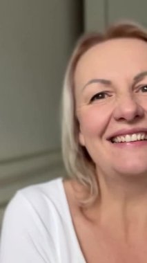 Yetişkin bir kadın omuz silker ve başını sallar. Mutluluk saçı geriye çeker. Merhamet et, zevkin tadını çıkar.