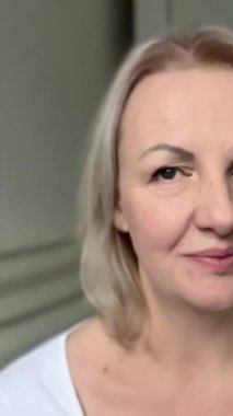 Güzel, tatlı bir kadın verdiği karara katılmıyor. Gülümsüyor ama parmağını sallayarak ve başını sallayarak hayır diyerek parmağını sallamayı reddediyor.