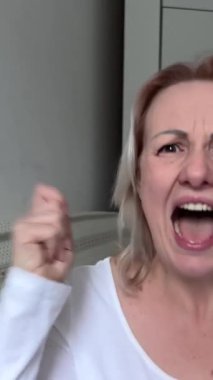 Kadın çok mutlu. Dalgalar yavaş hareket ediyor. Yumruklar sallıyor, kazanan kadın diye bağırıyor.