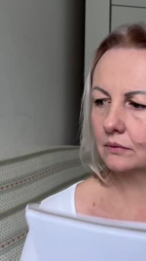 Olumlu duygular. Not defteri ve kalemle yetişkin bir kadın bir şeyler yazar ve düşünür. Yaratıcılık bir işaret bırakır.