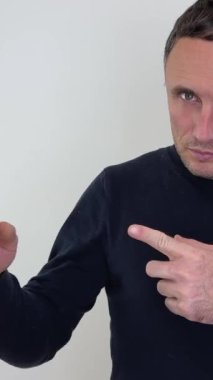 Mavi arka planda beyaz tişört giyen sakallı, yetişkin, yakışıklı bir adam. Koyu mavi kazaklı, kollarını çapraz yapıp kameraya bakan yorgun bir adam. Pozitif insan yüzünü çerçeveye yanlamasına çevir