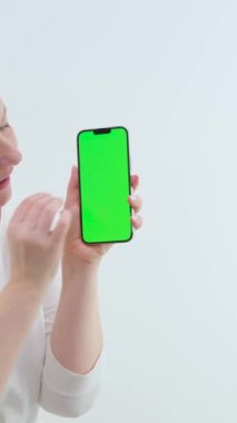Doktor, tablet bilgisayarın yeşil ekranını beyaz arka plana bastırıyor. Yüksek kalite 4k görüntü