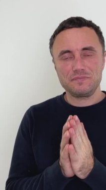 Koyu mavi süveter giyen yorgun bir adam üzgün, yalnızlık çekiyor. Yazı için yakınlaşıyor, savaşın bitmesini bekliyor. Bir adam çerçeveye mavi gözleriyle bakıyor ve ellerini ovuyor.