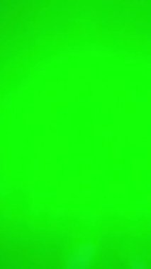 Kadın elleri, yeşil arkaplan krom anahtarının çerçevesini yumuşatır. Video ekranına müstehcen bir jest koyarsınız.