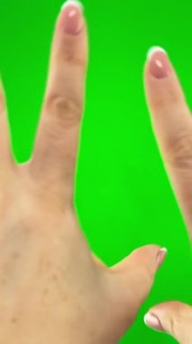  Krom tuşlu Fransız manikürlü kadın hareket ediyor sanki sihirbazlık yapıyormuş gibi parmaklarını açıp el sallıyor.