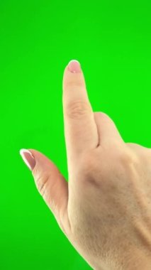 Kadın, Greenscreen 'deki sanal akıllı telefondan el ile arama yapıyor. Parmak vuruşu tahtası. Dokunmatik ekranlı tablet akıllı telefon kinetik cihazındaki jestler. Saf yeşil yerine alfa kanalı