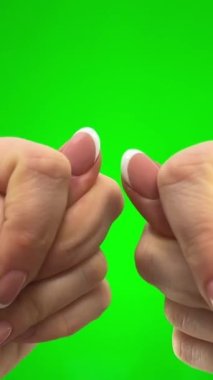 Chromakey, kadın iki elini de yakın çekimde gösteriyor. Fransız manikürü var. Ellerinin etrafında hareket ettiriyor. İncir şeklindeki bir eli yakından çekmek.