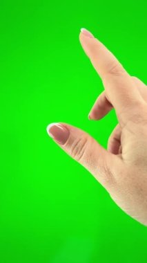 Yeşil ekrandaki yeşil kadın el hareketlerini çeviren, yeşil ekrandaki 4k görüntüleri hazırlıyor. Kadın Yeşil Ekran, Mock up up, Alpha Channel, Chroma Key, Video İçeriği İzleme, Bloglama.