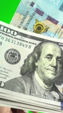 Hryvnia 'yı dolarla takas et. Yeşil arka planda her iki tarafta da dolar ve Hryvnia büro değişim oranı enflasyonunu geç.