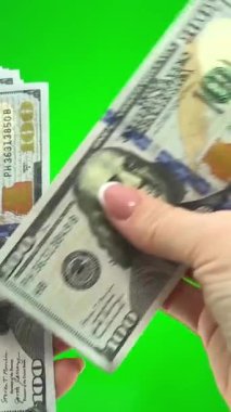  100 dolarlık banknotlar yığını yeşil kromakey arka plan kadın elleri dolar bir araya koyun her banknotu ileri doğru sayarak nereye koyabilirsiniz