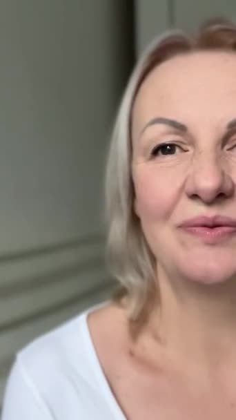 Blond Vlasy Dospělá Žena Pozitivním Úsměvem Dělá Pořádku Znamení Rukou — Stock video