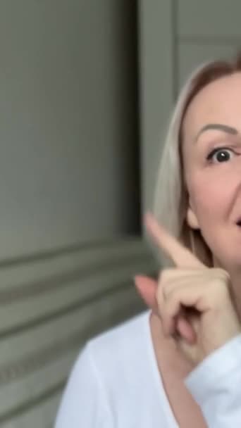 Ενηλίκων Ξανθιά Γυναίκα Διαφημίζει Κάτι Δείχνει Προς Πλάγια Δάχτυλά Της — Αρχείο Βίντεο