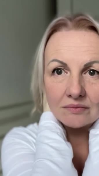 Positiva Och Negativa Känslor Kvinna Förvånad Hon Täckte Sin Öppna — Stockvideo