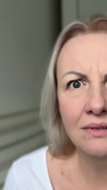 Wanita Itu Menunjukkan Jarinya Samping Sangat Marah Dia Tidak Mengerti — Stok Video