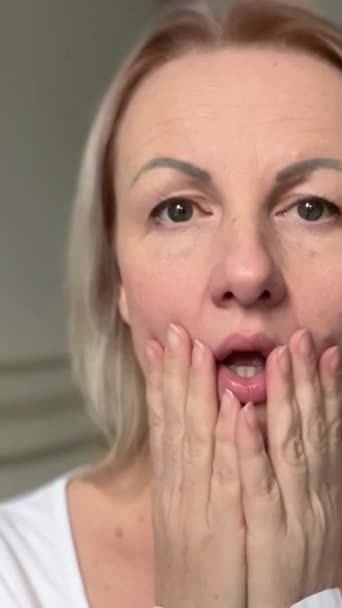 Dospělá Krásná Žena Blond Vlasy Překvapen Ona Vyčnívá Ret Dívá — Stock video