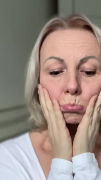 Jolie Femme Bouleversée Femme Adulte Aux Cheveux Blancs Est Offensée — Video