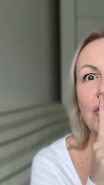 Palec Usta Cicho Blondynka Kobieta Prosząc Ciszę Spokój Gestykulując Palcem — Wideo stockowe