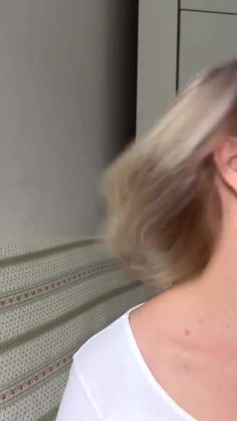 Тремтіть Головою Волоссям Доросла Жінка Повертає Голову Ліворуч Праворуч Кажучи — стокове відео