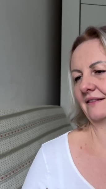 Documents Transfert Une Femme Adulte Aux Cheveux Blancs Donne Cahier — Video