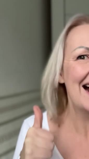 긍정적 감정은 기쁨을 가져다 그녀가 금발의 미소를 있다는 줍니다 — 비디오