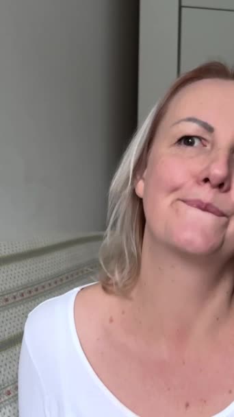 Una Mujer Adulta Con Pelo Rubio Vestido Azul Está Pie — Vídeos de Stock