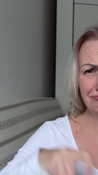 Алергія Холодний Нежить Жінка Отримує Багато Серветок Виглядає Незадоволеною Камері — стокове відео