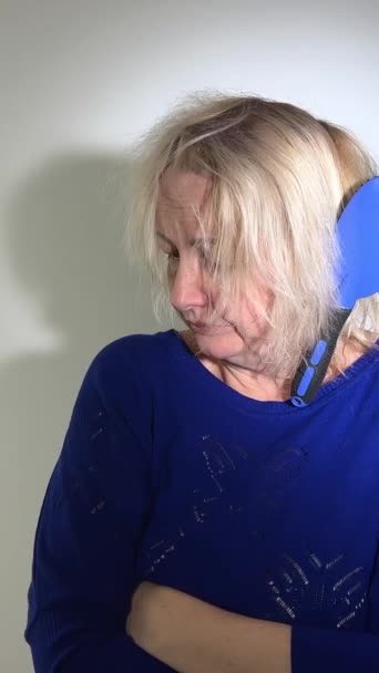 Oldukça Üzgün Yetişkin Bir Kadın Dilini Açıkça Gösteriyor Kaşları Kaymış — Stok video