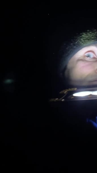 Człowiek Podświetlaną Latarką Patrząc Ciemnej Twarzy Latarką Dołu Straszny Potwór — Wideo stockowe